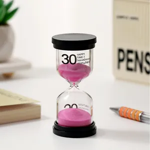 Detailierte Nahaufnahme einer 30-Minuten-Sanduhr mit rosa Sand und schwarzem Deckel.
