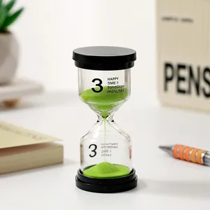Detailansicht einer 3-Minuten-Sanduhr mit grünem Sand und schwarzen Deckeln.