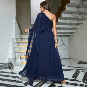 Robe de soirée élégante bleu marine à une épaule avec un détail de cape en mousseline