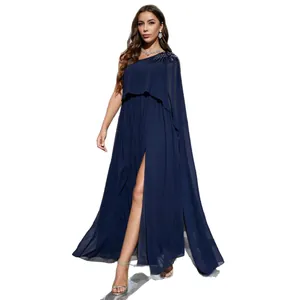 Robe de soirée élégante en mousseline bleu marine à une épaule avec cape et fente.