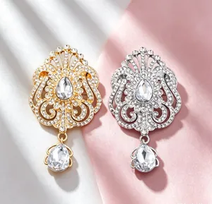 Vue détaillée de broches gouttes d'eau élégantes avec strass brillants et dorure