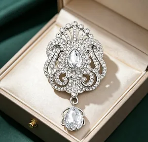 Gros plan d'une broche goutte argentée ornée de strass brillants et étincelants.