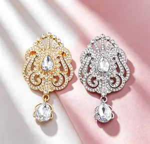 Vue détaillée de broches en forme de larme ornées d'or et d'argent avec strass.