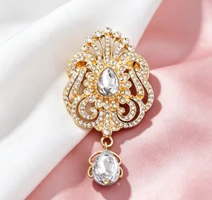 Gros plan détaillé d'une élégante broche couronne en forme de goutte avec strass brillants