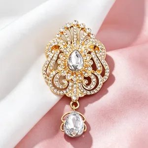 Broche élégante en forme de couronne avec strass étincelants finition plaquée or