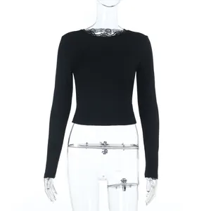 Maglia nera a maniche lunghe slim fit caratterizzata da scollo rifinito in pizzo