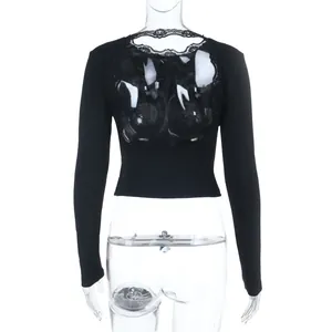 Vista dettagliata del top nero a maniche lunghe con sexy design schiena nuda e pizzo
