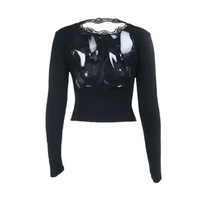 Vista posteriore dettagliata del crop top nero a maniche lunghe con pizzo floreale