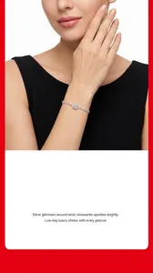 Bracelet élégant en argent S925 et moissanite porté au poignet pour un look luxe.