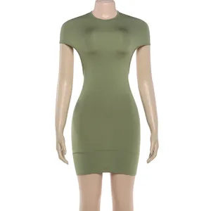 Abito corto attillato verde oliva con sexy ritagli laterali e girocollo elegante
