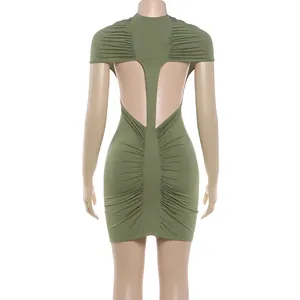 Dettaglio posteriore di un mini abito bodycon verde oliva con drappeggio e cut-out
