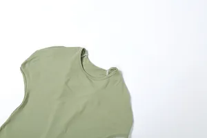 Primo piano della scollatura e del tessuto di un abito attillato verde