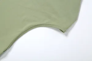 Primo piano dettagliato che mostra la doppia cucitura su un abito verde salvia