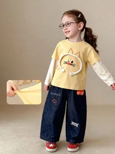 Langärmeliges Kinder-T-Shirt im Fake-Two-Piece-Look mit 3D-Cartoon-Katze.