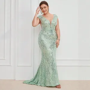 Elegante abito da sera verde salvia con scollo a V, paillettes e taglio a sirena