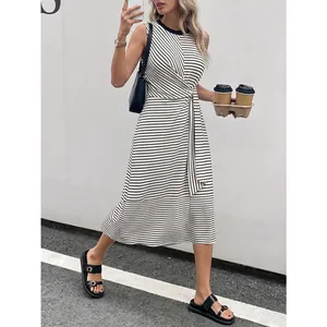 Elegantes ärmelloses midikleid mit schwarz-weißen streifen und hoher taille knoten