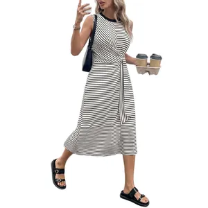 Elegantes ärmelloses schwarz-weiß gestreiftes Midikleid mit hoher Taille und Rundhals.