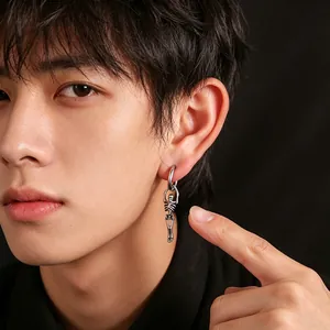Détail d'une boucle d'oreille punk en acier inoxydable avec pendentif squelette