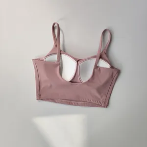 Vue détaillée montrant les coussinets respirants intégrés d'un haut de sport mauve