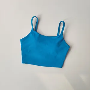 Débardeur de sport bleu clair avec fines bretelles et coussinets intégrés.