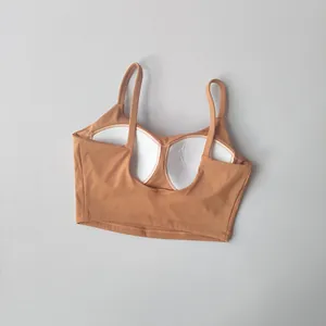 Vue détaillée d'un caraco de sport pour femme avec coussinets intégrés confortables.