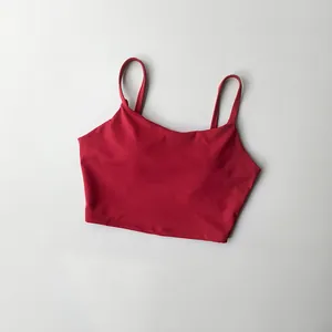 Camisole de sport rouge de haute qualité avec coussinets intégrés et fines bretelles.