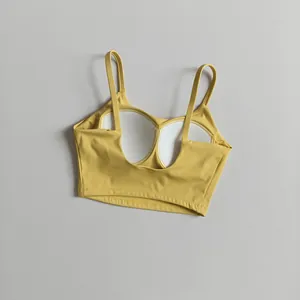 Détail intérieur d'un débardeur de sport jaune montrant les coussinets intégrés