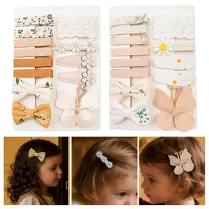 Détails de barrettes à fleurs brodées et d'enfants portant des nœuds et des papillons.