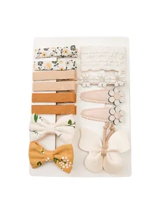 Vue détaillée d'un ensemble de barrettes à fleurs brodées pour enfants