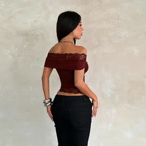 T-shirt court bordeaux chic à épaules dénudées avec dentelle élégante pour femme