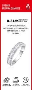 Vue détaillée d'une bague en argent S925 avec moissanite et pierres taille baguette.