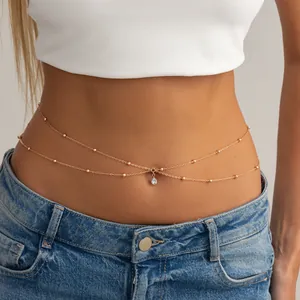 Chaîne de taille double en or sexy avec des perles délicates et un pendentif en cristal.