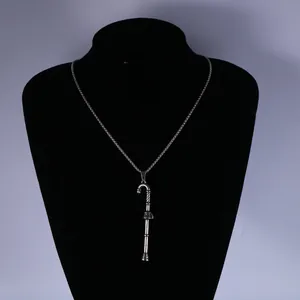 Pendentif collier canne de Noël vintage sur mannequin noir pour hommes et femmes