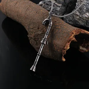 Gros plan d'un pendentif canne de Noël vintage en métal argenté avec des détails fins