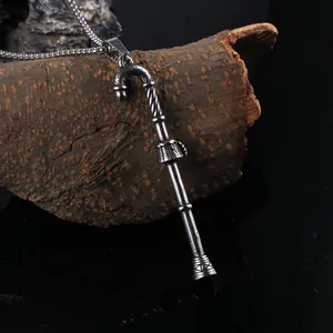 Vue détaillée d'un pendentif en forme de crosse en argent vintage sur fond bois