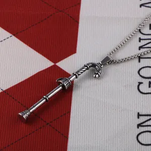 Gros plan d'un collier pendentif canne de Noël en argent vintage aux détails gravés.