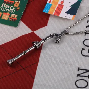 Détail du collier avec pendentif canne de Noël vintage au fini argent antique