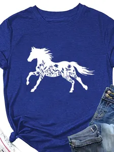 T-shirt bleu ample pour femme avec imprimé cheval blanc et fleurs sauvages.