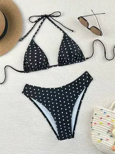 Primo piano di un bikini a pois bianco e nero con top all'americana e slip sgambato.