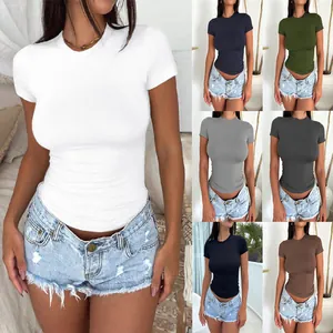 T-shirt da donna a maniche corte slim fit, disponibile in vari colori a tinta unita.