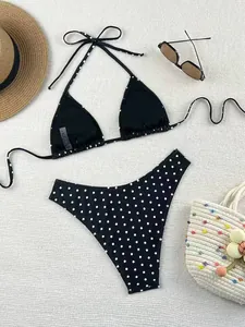 Vista dettagliata del set bikini a pois bianco e nero con top all'americana e slip a vita alta
