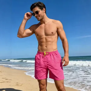 Maillot de bain rose pour homme à séchage rapide porté sur une plage ensoleillée