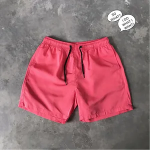 Short de plage pour homme rose vif à séchage rapide avec cordon de serrage noir et style.