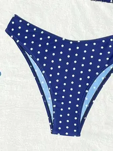 Vista dettagliata del fondo bikini blu scuro con stampa a pois bianchi classica