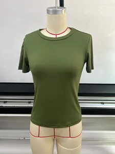 T-shirt a maniche corte verde oliva aderente con classico scollo a girocollo.