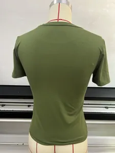 Vista posteriore dettagliata di una t-shirt a maniche corte verde oliva su un manichino.