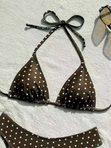 Dettaglio del bikini marrone a pois con laccetti e tessuto di alta qualità