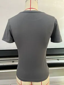 Vista posteriore di una t-shirt grigio antracite slim-fit a maniche corte su un manichino.