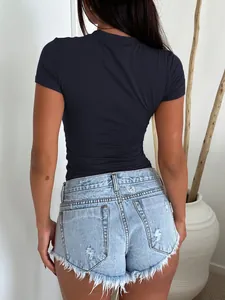 Vista posteriore di una t-shirt blu scuro a maniche corte e pantaloncini di jeans.