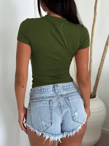 Vista posteriore di una t-shirt a maniche corte verde oliva aderente con pantaloncini